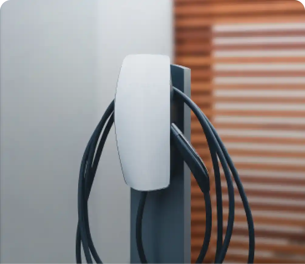 ¿Por qué pagar más por recargarlo fuera? Energía propia para tu flota, sin costes extra.